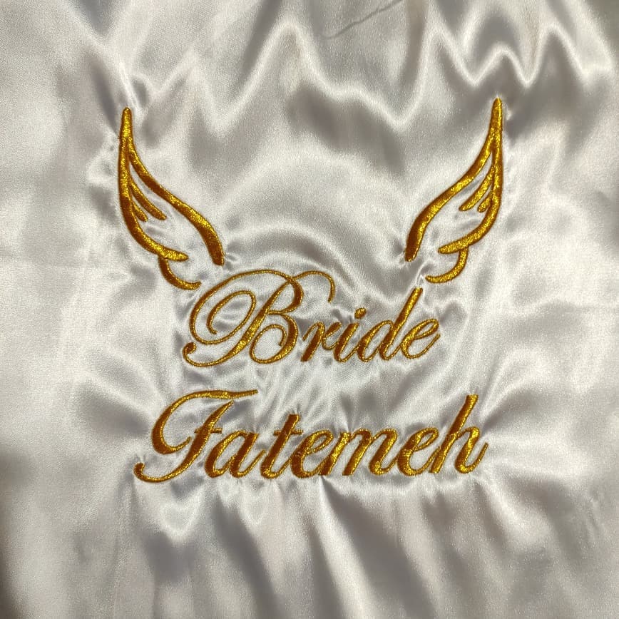 کار اجرا شده لباس عروس به سفارش سرکار خانم احمدی زاده از مشتریان ثابت گلدوزی آنا دوخت با سفارشهای خاص و جذاب   